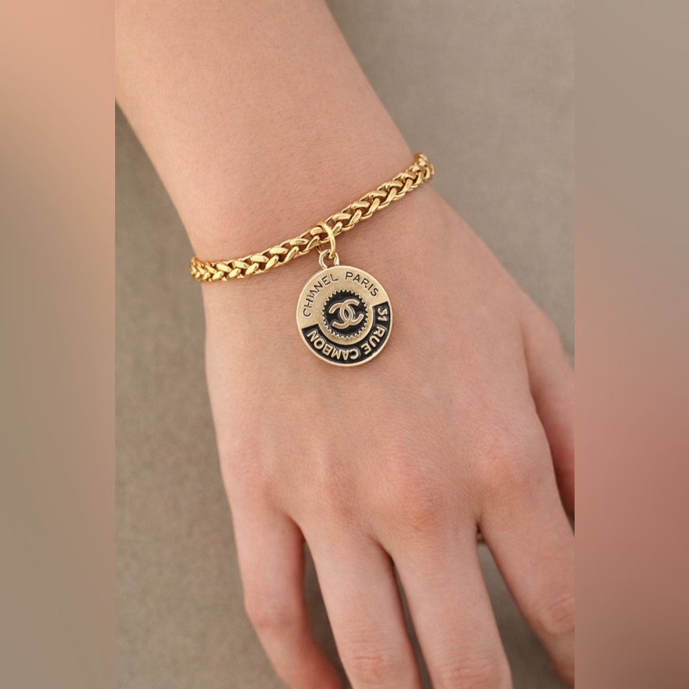 Chanel EUC CC Paris Logo
Medallion Bracelet Gold Tone 
7” Cuban stainless Chain